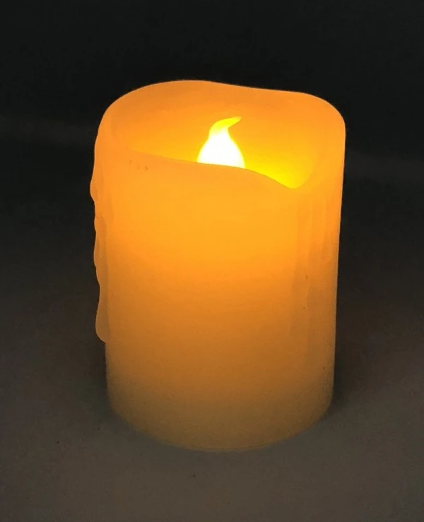 LED candle with a flame effect - Natural wax candle "Warm light" with a battery (5x5x6,5cm)  Beige